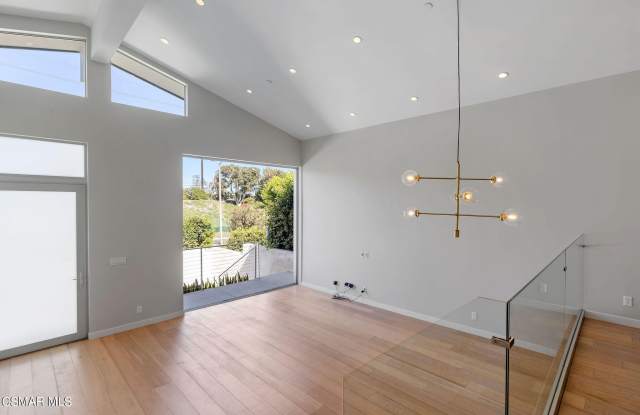 720 Rosecrans Avenue Gallery 4