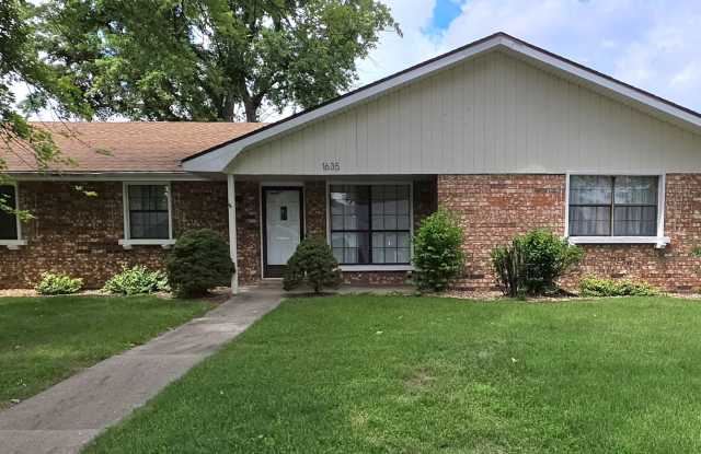 Outstanding 3-4 Bedroom close to Mall! $1895 photos photos