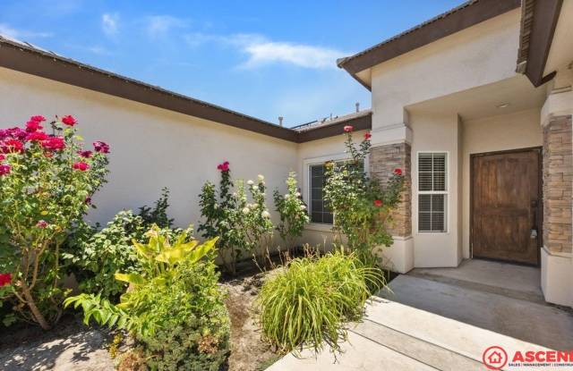 Spacious 5 Bed, 2 Bath Home in NW Bakersfield, Solar Included! Gallery 4