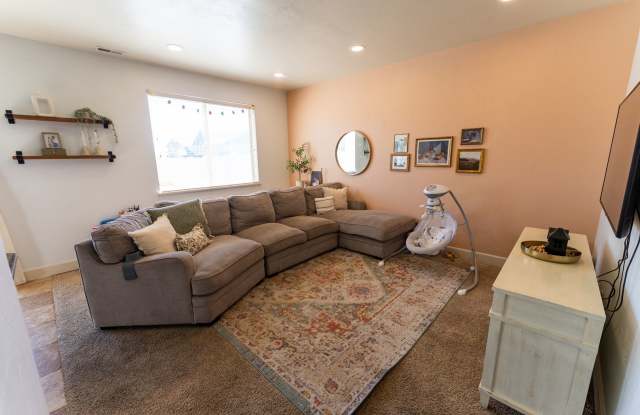 Beautiful 3 Bed 2.5 Baths Townhouse Gallery 4
