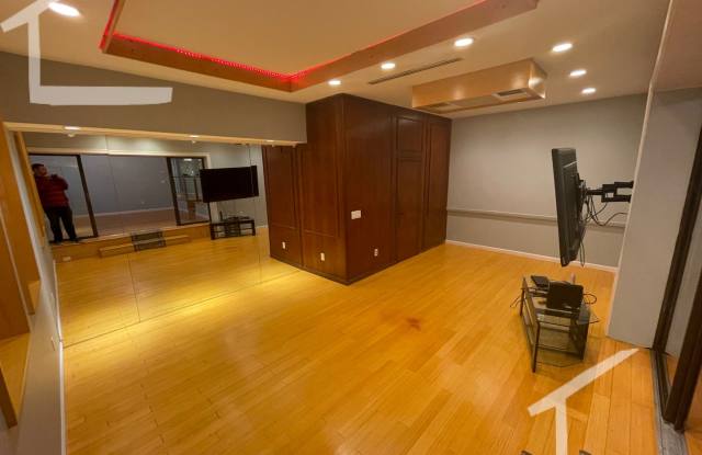 Spacious 2 Bed 2 Bath with Bonus Space in Beautiful Complex! Available 10/1 Gallery 4