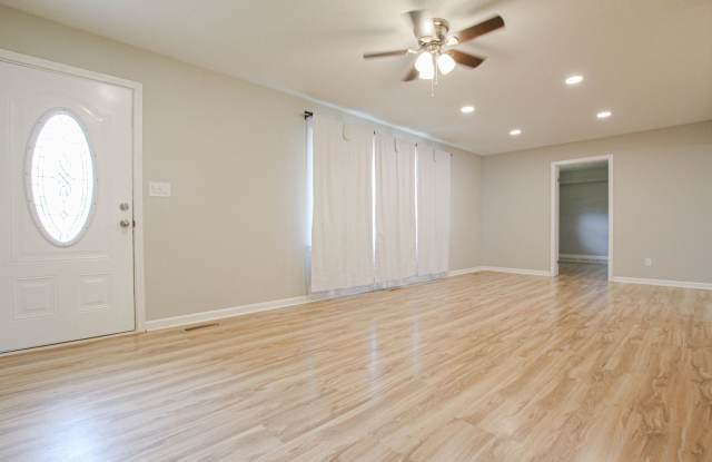 Pet Friendly Three Bedroom! Gallery 3