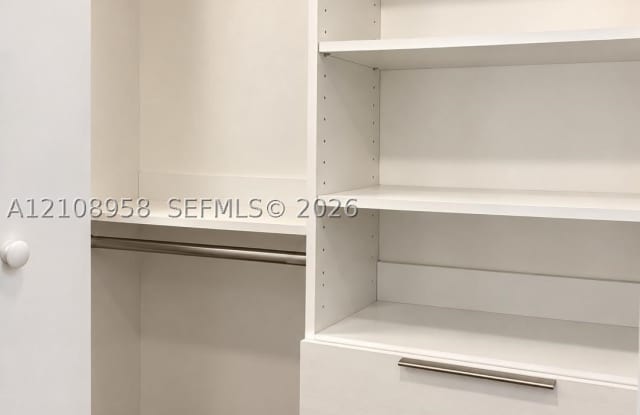 690 Vero Ave Gallery 1
