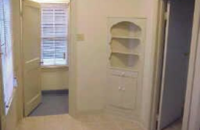 5136 1/2 Bell St Gallery 3
