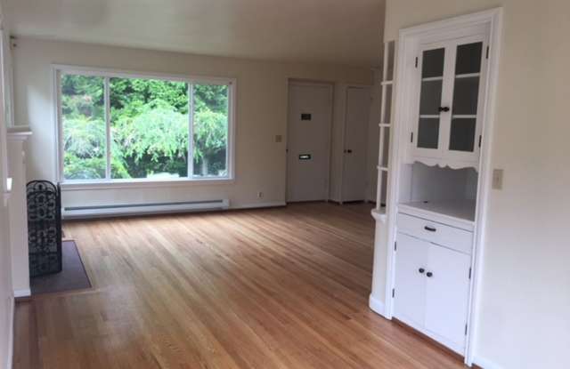 Crown Hill House-Yard care included! photos photos