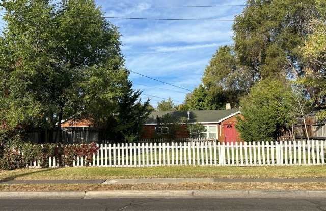 Charming 3 Bedroom / 1 Bathroom House in Redmond, OR - PENDING APPLICATION - 139 Northwest 7th Street, Redmond, OR 97756