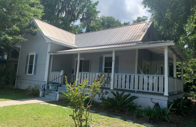 Two bedroom One and 1/2 bath Home in Historic District Gallery 1