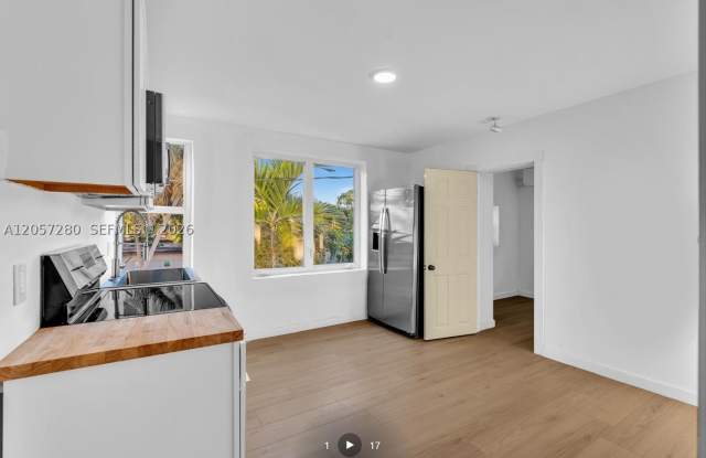 709 SW 4th Ct Gallery 1