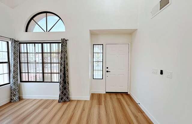 Upgraded Paradise Valley Gem! Solar Panels + No HOA Gallery 4