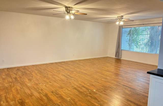 8237 E ROSE Lane Gallery 2