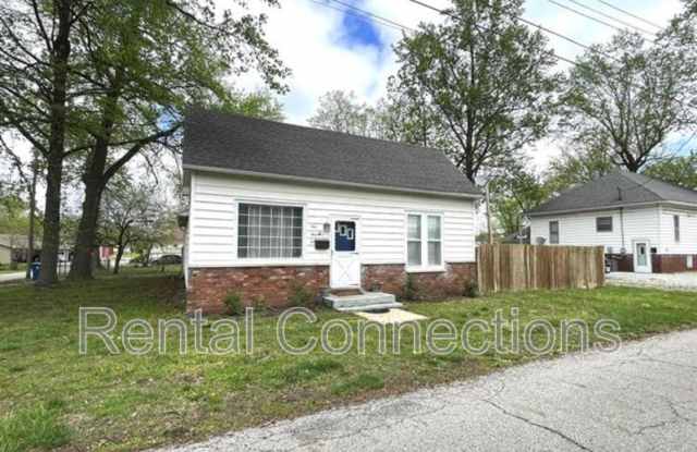 1002 E College - 1002 East College Street, Marion, IL 62959 1002 E College - 1002 East College Street, Marion, IL 62959