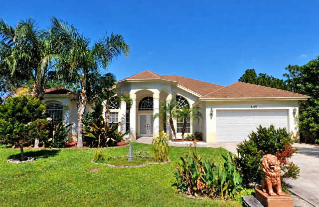 1107 SW Estaugh Avenue Gallery 1