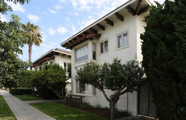 Upstairs 2 Bed 1 Bath at the Charming Vanderbilt Apartments! photos photos