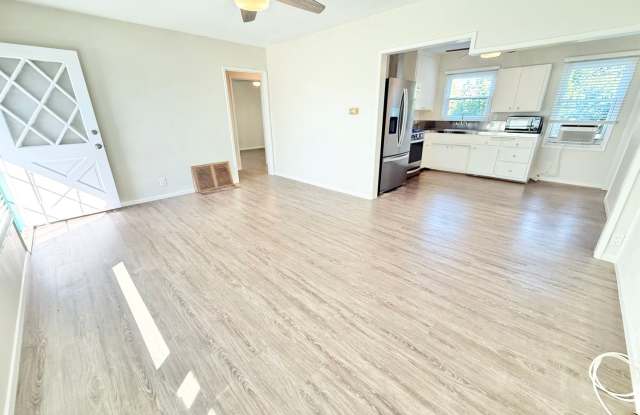 Charming Lakewood 2-Bedroom Home with Huge Backyard & Garage Gallery 3