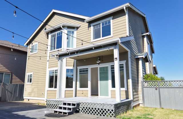 Spacious 4BR/2.5BA Ferndale Home with EV Charger Gallery 4