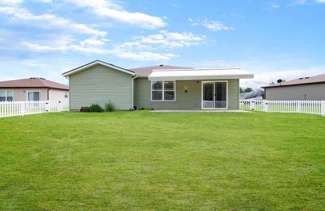 3 bedroom 2 bath 2 Car Garage with fenced yard for rent, Hollister, MO photos photos