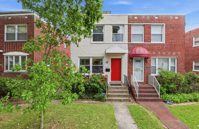 521 Madison Street NE - 1 photos photos