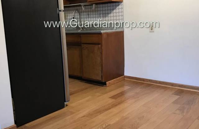 Bloomington Main Floor Apartment, Granite Countertops, Heat Paid, Free Parking, Storage Unit Included Gallery 2
