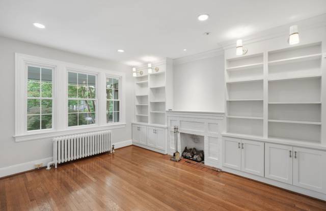 Glover Park Townhome | 4 Bed | 3.5 Bath | 2,500 Sf | Large Front Porch & Fenced-In Backyard w/ Deck photos photos