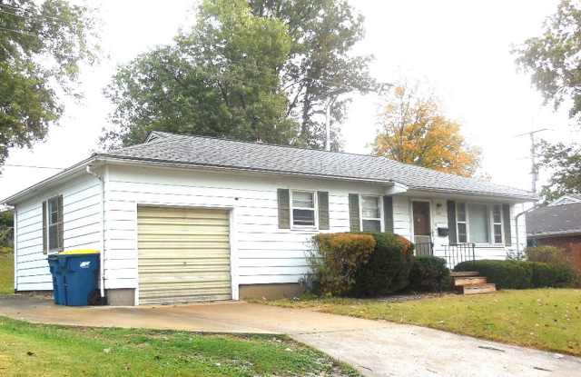 2 Bedroom Home in Edwardsville! Great Wood Floors and a Garage! - 338 South Benton Street, Edwardsville, IL 62025