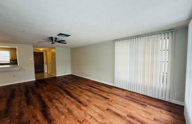 Beautiful Updated 2-Bedroom Home for rent with Screened-In Pool! Gallery 3