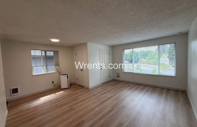 Charming Duplex Living – 3BR/2BA + Bonus Room & Garage Gallery 4