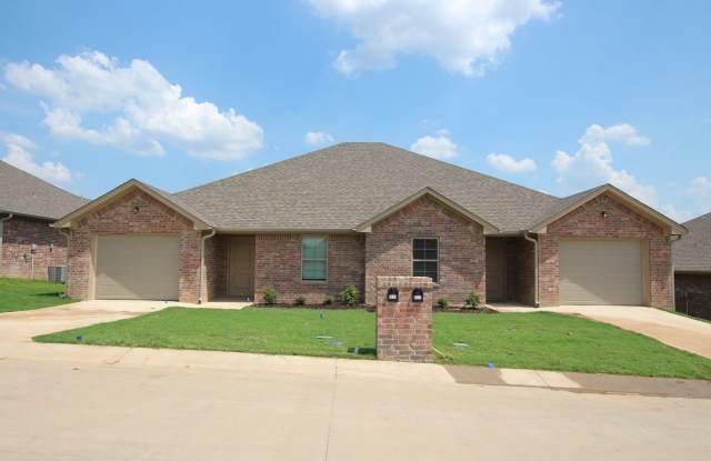 Beautiful 2 Bedroom, 2 Bathroom Townhome in South Tyler – Whitehouse ISD! photos photos
