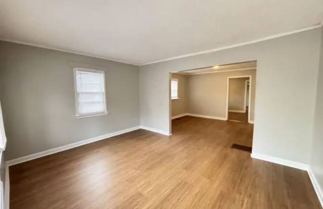 4/2 with HUGE yard photos photos