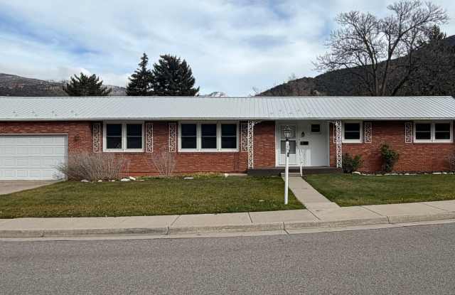 2 Bedroom 2 Bath Home with 2 Car Garage in Glenwood Springs - 117 Virginia Road, Glenwood Springs, CO 81601