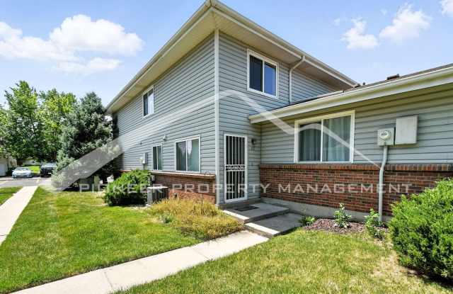 Charming Townhouse with Washer/Dryer and Central AC photos photos