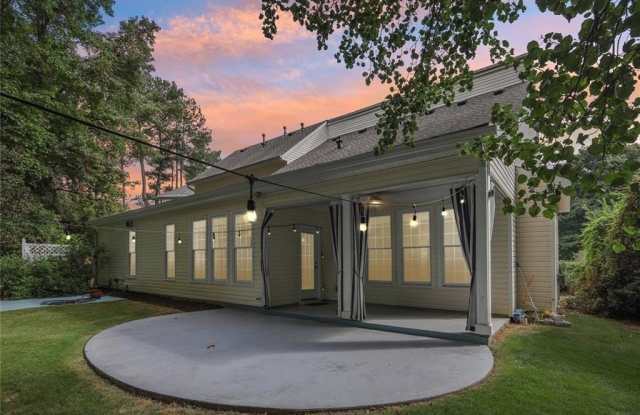 225 W Brookhollow Court Gallery 2