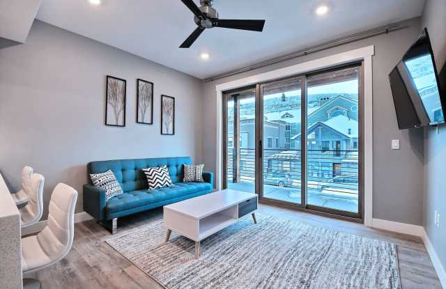 TOP FLOOR, ONE BEDROOM CONDO IN PROSPECTOR! photos photos