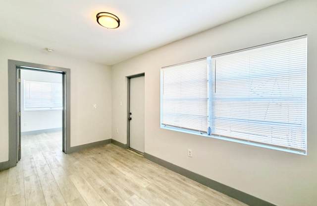 Fully Remodeled 2-Bedroom Private Duplex Unit with Private Yard Gallery 2