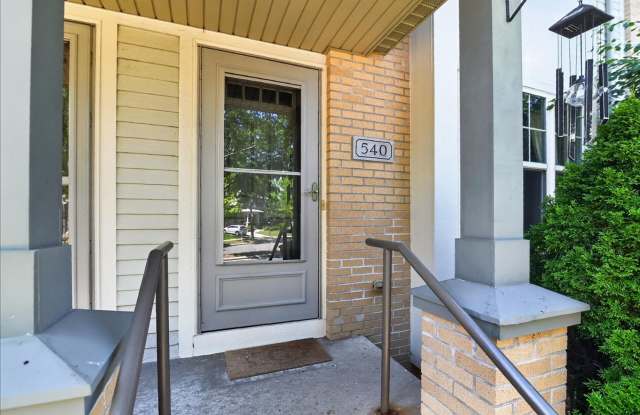Now Leasing - Large 3 Level Apartment n Perfect Location Gallery 1