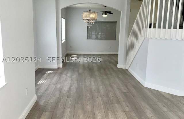 1704 SW 101st Ter Gallery 3