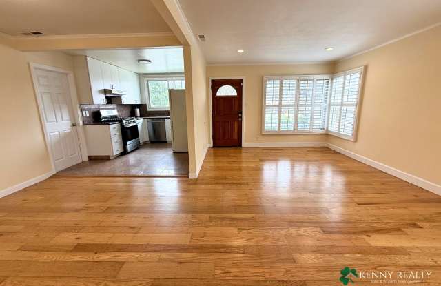 Spacious 3BR/2BA + detached office + 200 sq. ft. solarium + 2-car garage Gallery 4