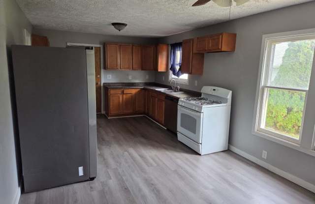 3 Bedroom Single Family House at 303 Melrose Dr Gallery 3