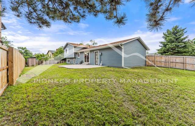 Beautiful Home with 2 Car Garage and Fenced Back Yard Gallery 4