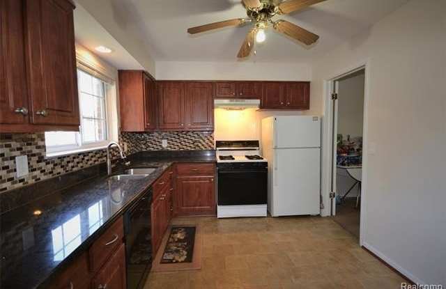 559 Fox Hills Drive N Gallery 4