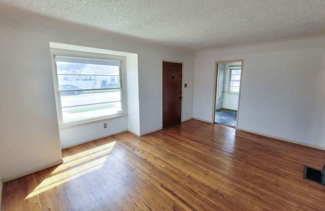 1 Bed 1 Bath House. Close  to Grant Rea Park! photos photos