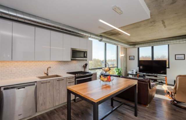 1714 West Roscoe St. photos photos