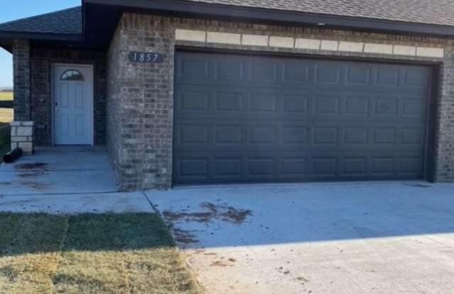 3 bedroom and 2 bathroom duplex in El Reno! photos photos