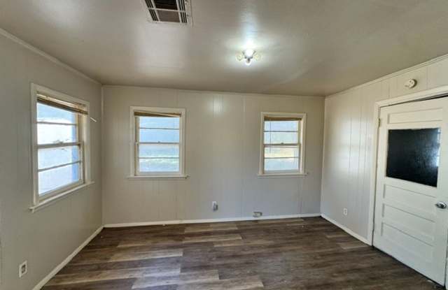 4 beds in Okc! freshly painted and conveniently located! Gallery 3