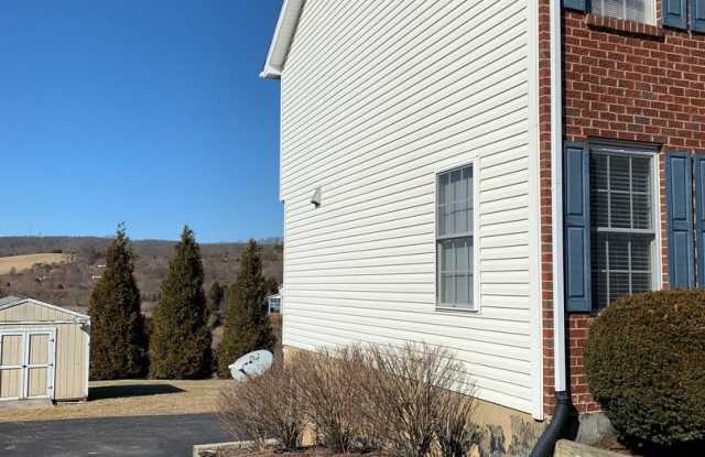 3 Bedroom 2.5 Bath House with 1 Car Garage Gallery 4
