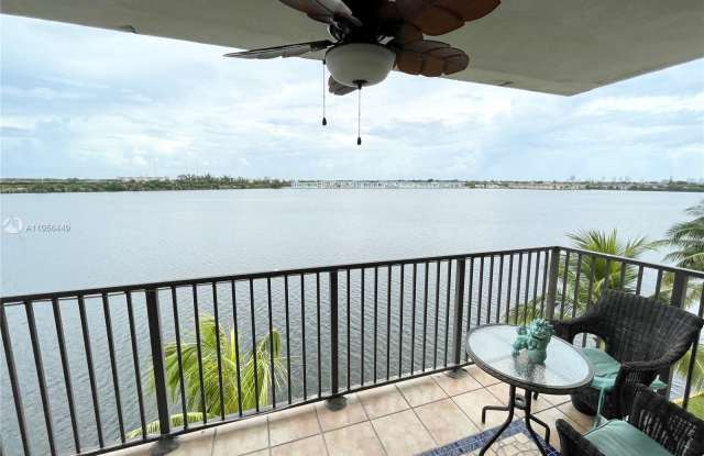 1075 NE Miami Gardens Dr Gallery 3