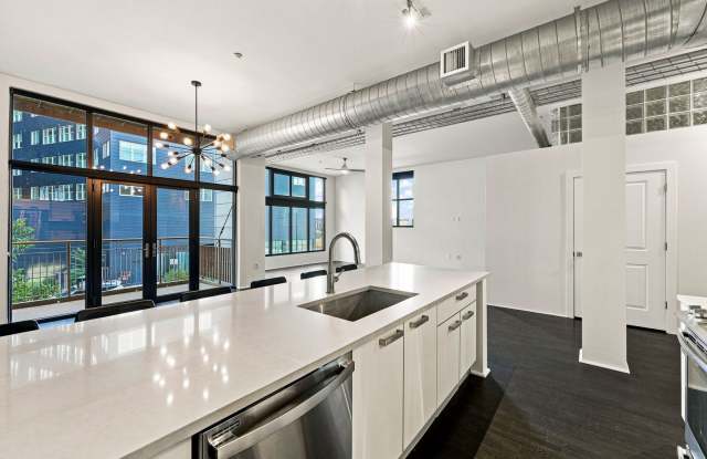 2 Bedroom, 2 Bath Modern Condo In Ballpark District! Gallery 4