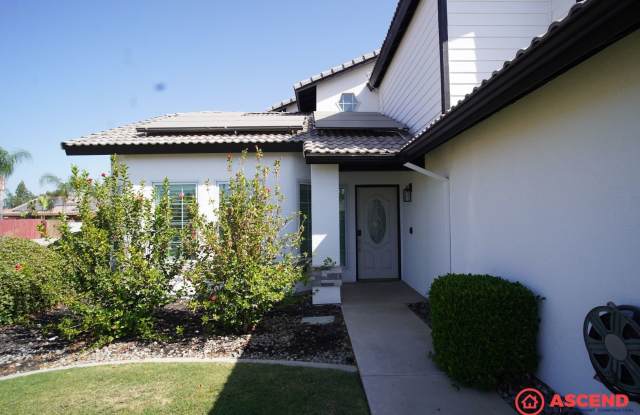 Luxury 4 Bed, 3 Bath Home in 93312 – Fully Equipped with Pool Gallery 4