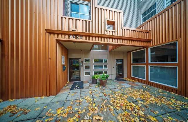 Cobrizo Condominium - $1695.00 1 bedroom, 1 bathroom condo with parking garage 1 car reserved space - Available Nov 1st! - 4020 Aurora Avenue North, Seattle, WA 98103