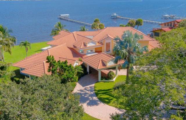 901 SE Riverside Drive photos photos