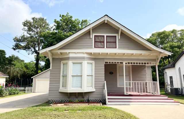 Unique Boutique 3/2/2 Craftsman Bungalow In Angleton photos photos